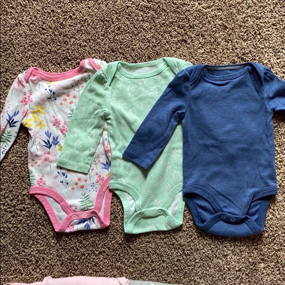 3 long sleeve onesies (0-3 month)